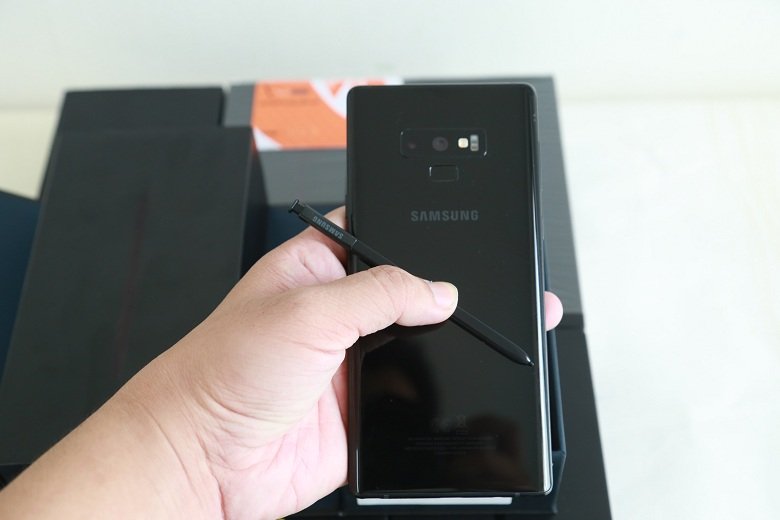 Trên tay Samsung Galaxy Note 9 trôi bảo hành