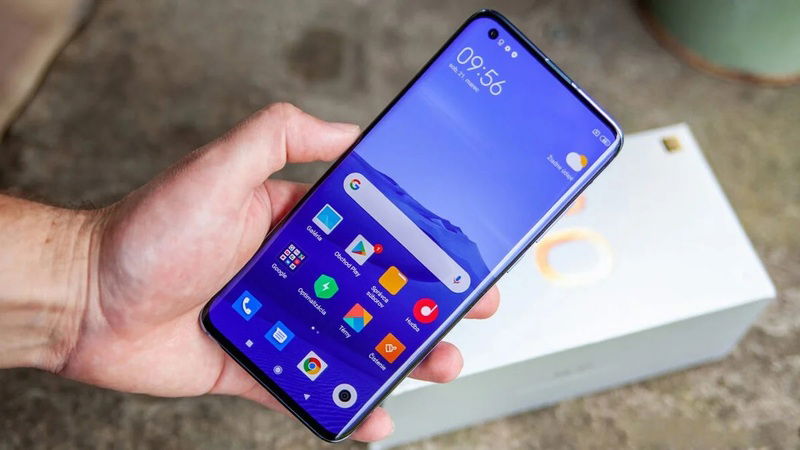 Người dùng đang điều khiển điện thoại Xiaomi bằng giọng nói thông qua trợ lý ảo.