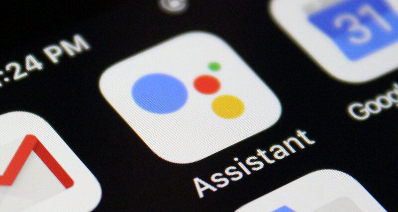 Người dùng ra lệnh cho Google Assistant bằng tiếng Việt trên điện thoại Xiaomi.