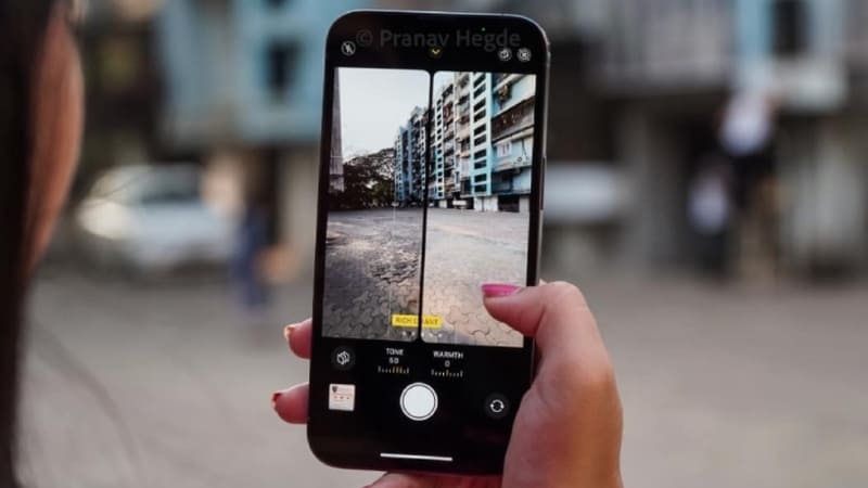 Giao diện của một ứng dụng chụp ảnh có ngày giờ địa điểm trên iPhone