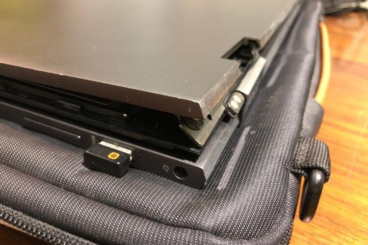 Dấu hiệu nhận biết viền màn hình laptop bị hở, bong keo