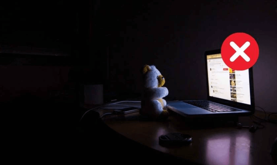 Tránh sử dụng laptop trong không gian quá tối khi viền bị hở