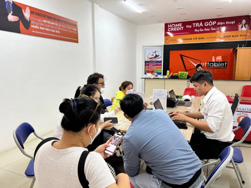 Kỹ thuật viên kiểm tra và sửa chữa điện thoại chất lượng có tại Viettablet