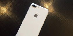 sap-co-them-iphone-7-mau-jet-white