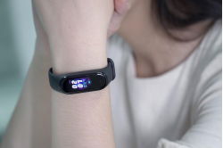 xiaomi-mi-band-4-mo-hop-min