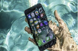 iphone-7-pool-tests-water-splash