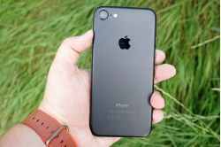 iphone-7-back-in-hand-780x521