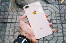 iphone-8-plus-64gb-quoc-te-gia-dang-rat-tot-giam-soc-con-hon-7-trieu-thay-thich-la-nhich-lien-nao