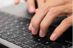 ban-phim-macbook-bi-nhay-dau-cach