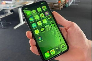 iphone-15-pro-max-bi-den-trang-vang-man-hinh